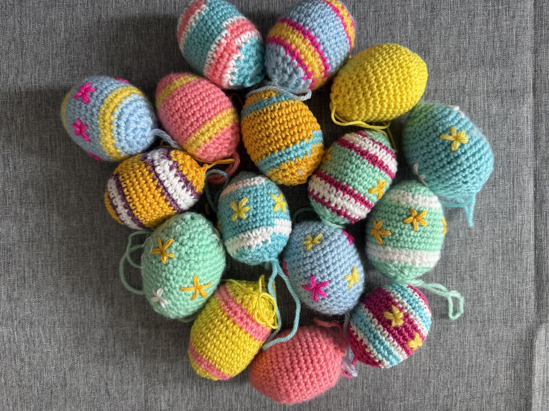 Ostereier mit gestickten Blumen – Häkelanleitung Amigurumi