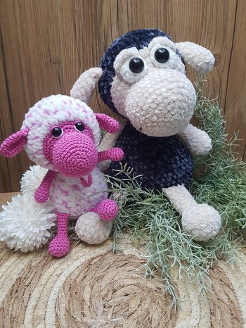 Mein Testhäkelergebnis von MollyDollyMixMäh 😍
Ich finde in Pink sieht sie auch mega aus 💕💕💕
MollyDolly ganz in Chenillegarn findet ihr auch hier bei der lieben Denise❣