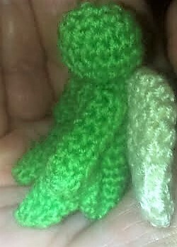 ♥lichen Dank für diese schöne Anleitung, alles ist sehr gut erklärt.
Es hat mir große Freude bereitet diesen Engel zu fertigen.
Für die Bildqualität möchte ich mich entschuldigen.
Liebe Grüße Andrea