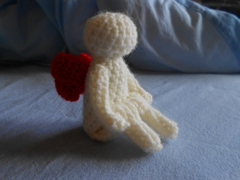 Der Engel ist super einfach zu häkeln und auch ein super Geschenk. :)
Allerdings werde ich beim nächsten Mal die Arme um ein paar Runden verlängern, damit sie um die Beine reichen.
Liebe Grüße
Svenja V