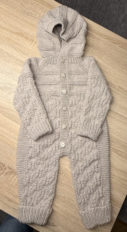 Strickanleitung Babyoverall, 86-92, 18-24 M, mit Kapuze, ohne Nähte, PDF