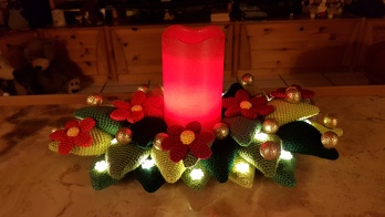 Der 1. Advent kann kommen. Das häkeln war etwas mühsam; waren viele Blätter, aber es hat sich gelohnt. Ich habe eine richtige Kerze genommen. So hab ich da auch noch Licht. Die Anleitung war wieder super.