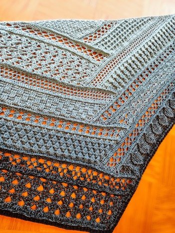 Meine erste Anleitung von Euch, definitiv nicht die letzte!
In der Anleitung steckt viel Mühe und Sorgfalt.
Der ungewöhnliche Stil des Tuchs hat mich gereizt und ließ sich fantastisch nacharbeiten. Danke!