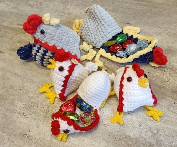 Schöne Anleitung. Gut zum nachhäkeln. Habe sie mit Chenillewolle und die weissen mit Acrylwolle gehäkelt.