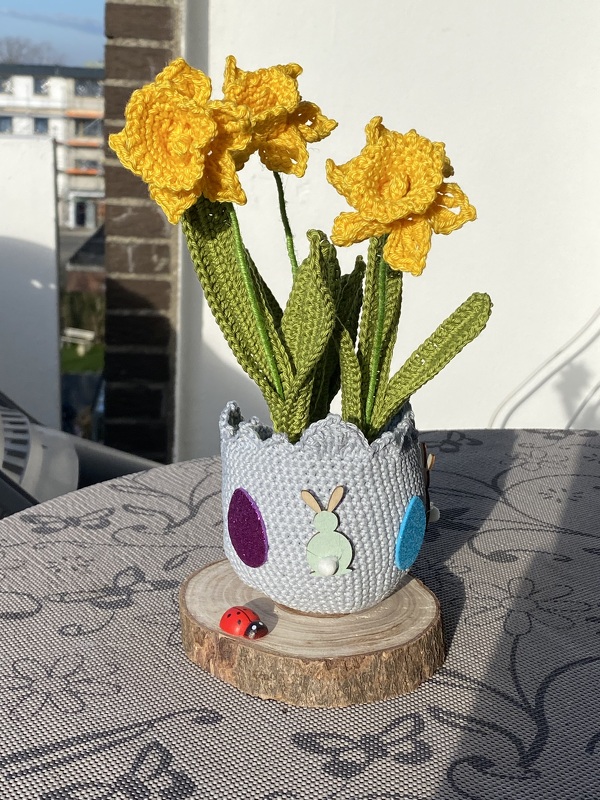 Crochet pattern Easter decoration with Easter eggs and daffodils