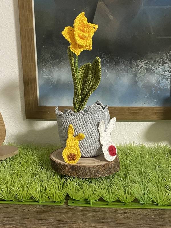Crochet pattern Easter decoration with Easter eggs and daffodils
