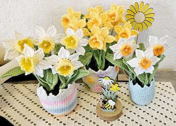 Blüten in verschiedenen Farben gehäkelt