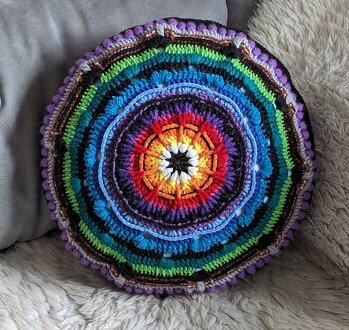 Ich habe ein buntes Olympic gehäkelt. Chenille- und Acrylgarne mit Nadelstärke 4,5. Die Häkelschriften sind perfekt für mich (ich arbeite nur damit)