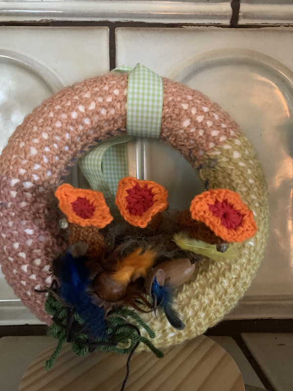 Lustiger Türkranz mit sehr hungrigen Kücken