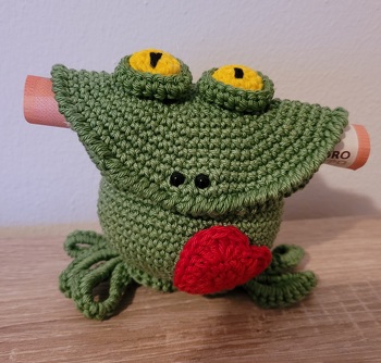 hat alles gut geklappt und ich habe das erts Mal die Kreuzmaschen ausprobiert, sieht wirklich schön aus. Als Nasenlöcher habe ich kleine Sicherheitsaugen genommen und damit die beiden Hälften fixiert