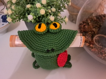 Und noch so ein süßer  Frosch. Er ist ganz leicht nachzuarbeiten, die Anleitung ist perfekt.