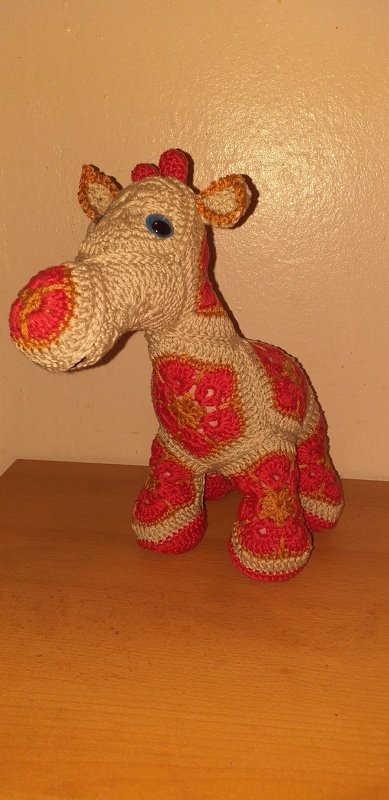 Baby-Giraffe mit African Flowers Häkelanleitung als PDF DYN