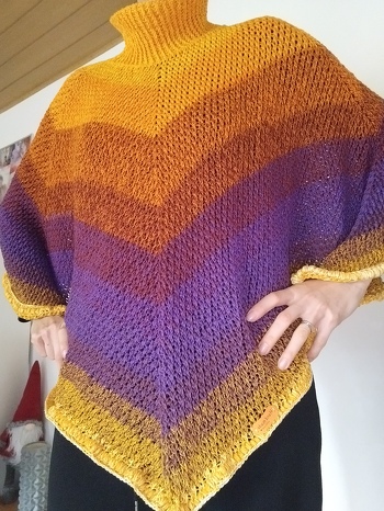 Ich durfte diesen schönen Poncho testen. Die Anleitung ist sehr gut verständlich und das Muster geht leicht von der Hand, es ist auf Fernsehtauglichkeit getestet wurden und hat definitiv bestanden. Danke für dein Vertrauen @Kleine Helga mit Liebe gemacht.