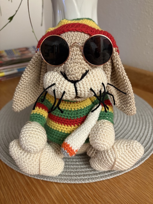 Häkelanleitung als PDF für den entspannten Osterhasen Herbert