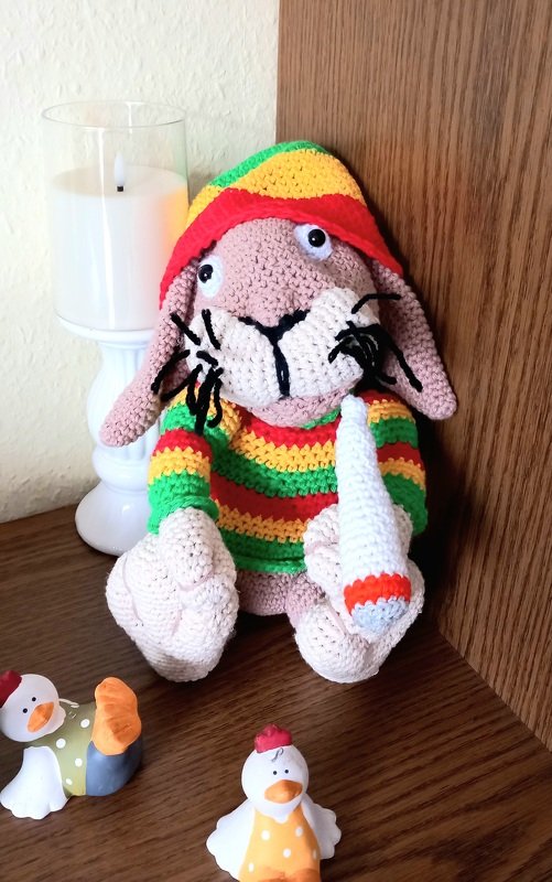 Häkelanleitung als PDF für den entspannten Osterhasen Herbert