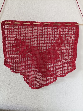 Ich habe erst eine Weile gebraucht um die Anleitung zu verstehen, dann hat es Spaß gemacht. Oberhalb der Taube fiel das Auszählen schwer und ich habe mich etwas vertan. Aber ich freue mich über das Ergebnis.