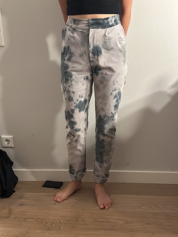 Hat sehr gut geklappt, bin ziemlich zufrieden. Einzig finde ich den Bund letztendlich sehr hoch. Auch hat bei mir der Oberdchenkelumfang überhaupt nicht mit der Taille korreliert, sodass die Hose nur mit einem sehr dehnbaren Bund tragbar ist. Durch Messen ist das natürlich vorher aufgefallen, aber ich fühlte mich nicht erfahren genug den Schnitt von vornherein zu ändern. Vielleicht passt es ja auch bei anderen besser