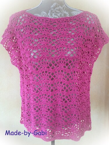 Fuchsia gehäkeltes kurzärmeliges Damen-Top mit Lochspitzenmuster auf Schneiderpuppe