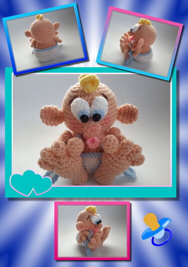 Collage mit vier Fotos einer gehäkelten Amigurumi-Baby-Puppe mit Schnuller und Windel auf blauem Hintergrund.