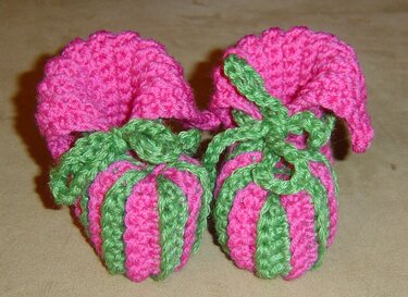 Gehäkelte Babyschuhe rosa mit grünen Rippenstreifen und Wellenrand