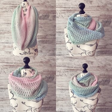 Gehäkelter Loop‑Schal in Rosa, Mintgrün und Hellblau, vier Tragevarianten an einer Büste.