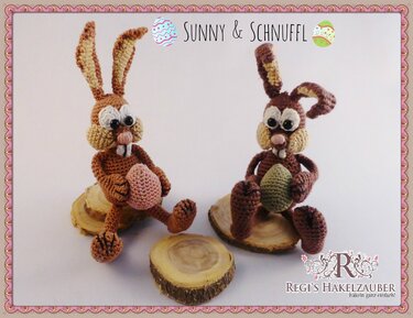 Gehäkelte Amigurumi-Hasen in Brauntönen auf Holzscheiben, jeweils mit kleinem Häkelei