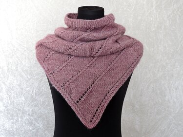 Altrosafarbener gestrickter Loopschal mit Diagonalmuster und integriertem Rollkragen auf schwarzer Büste.