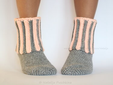 Warme Socken mit Rippenmuster - Häkelanleitung in Größen 36-47