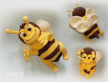 Gehäkelte gelb-braune Amigurumi-Biene mit Flügeln und lächelndem Gesicht, drei Ansichten