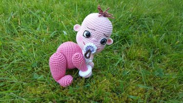 Anleitung Krabbel Babys Mädchen und Junge auf Decke 12 cm Groß - Häkeln