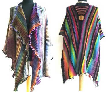 Zwei bunte gestrickte Tücher und ein gestreifter Poncho auf Mannequins