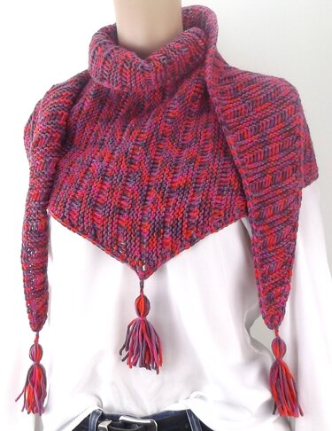 Mehrfarbiges gestricktes Dreieckstuch mit Rollkragen und Quasten auf Schaufensterpuppe