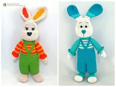 Zwei Amigurumi-Hasen: links grüne Latzhose und orange-gestreiftes Oberteil, rechts blaue Latzhose und blau-weiß gestreiftes Oberteil.