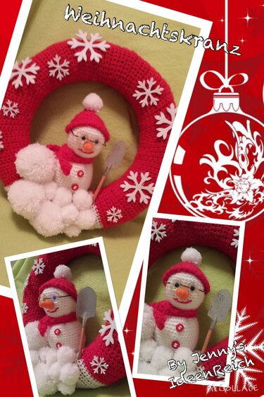 Roter gehäkelter Weihnachtskranz mit sitzendem Schneemann, weißen Pompoms und Schneeflocken