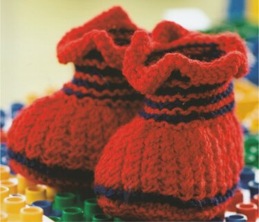 Strickanleitung Schühchen „Romantische Rüschen“ für den ersten Auftritt