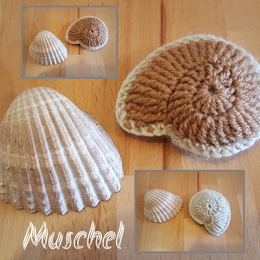 Gehäkelte Muscheln und Muschelschalen auf Holz