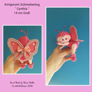 Hand hält kleinen gehäkelten Amigurumi-Schmetterling zur Größen- und Designreferenz