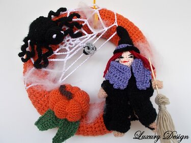 Orangefarbener gehäkelter Türkranz mit Hexe, Spinnennetz, Spinne und Kürbis