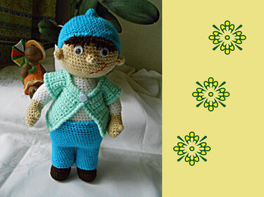 Gehäkelte Amigurumi-Puppe mit blauer Mütze und mintgrüner Weste