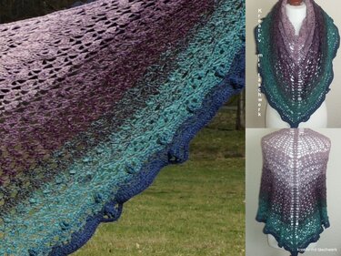 Nahaufnahme eines gehäkelten Dreieckstuchs mit Farbverlauf von Lila über Türkis bis Blau, teils auf einer Schaufensterpuppe drapiert.