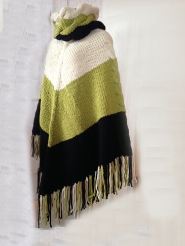 Gestrickter Poncho in Cremeweiß, Olivgrün und Schwarz mit diagonalen Farbblöcken und Fransen
