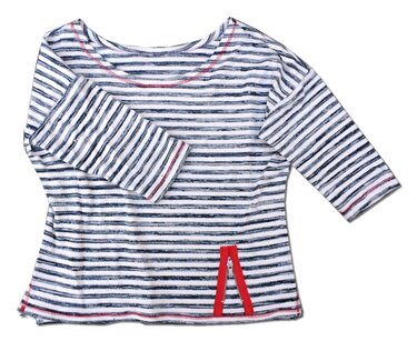 Gestreiftes Damen-Shirt mit 3/4-Ärmeln, roten Ziernähten und rotem Reißverschluss, flach liegend auf weißem Hintergrund.