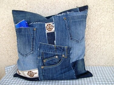 Kissenbezug aus Jeansstücken mit integrierten Hosentaschen