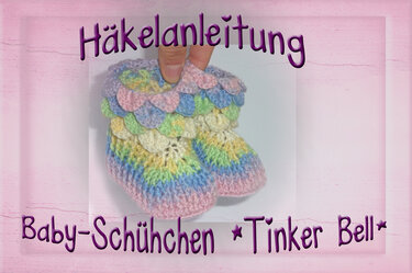 Zwei kleine gehäkelte Booties in Pastellfarben mit Muschelsaum, gehalten von einer Hand