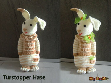 Gestrickter Amigurumi-Hase als Türstopper mit gestreiftem Körper und Schal
