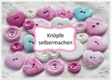 Bunte Knöpfe aus Modelliermasse in Herz- und Rundformen in Rosa, Weiß und Hellblau auf weißem Untergrund