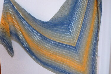 Gestricktes Dreieckstuch mit blau-grau-gelben Farbverläufen und Ajourmuster