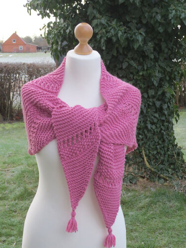 Rosa gestricktes Halbrundtuch mit Quasten auf einer Schneiderpuppe