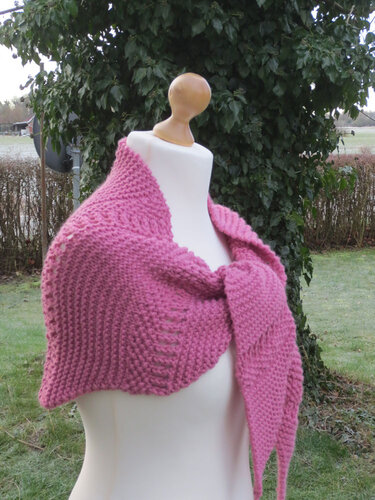 Schaufensterpuppe mit rosa gestricktem Halbrundtuch im kraus-rechts-Muster, vorne geknotet