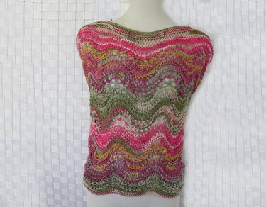 Ärmelloses gestricktes Top mit Ajour-Wellenmuster in Rosa- und Grüntönen auf Büste